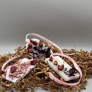 Scented soy wax sachets for cabinets and drawers with natural fragrances.